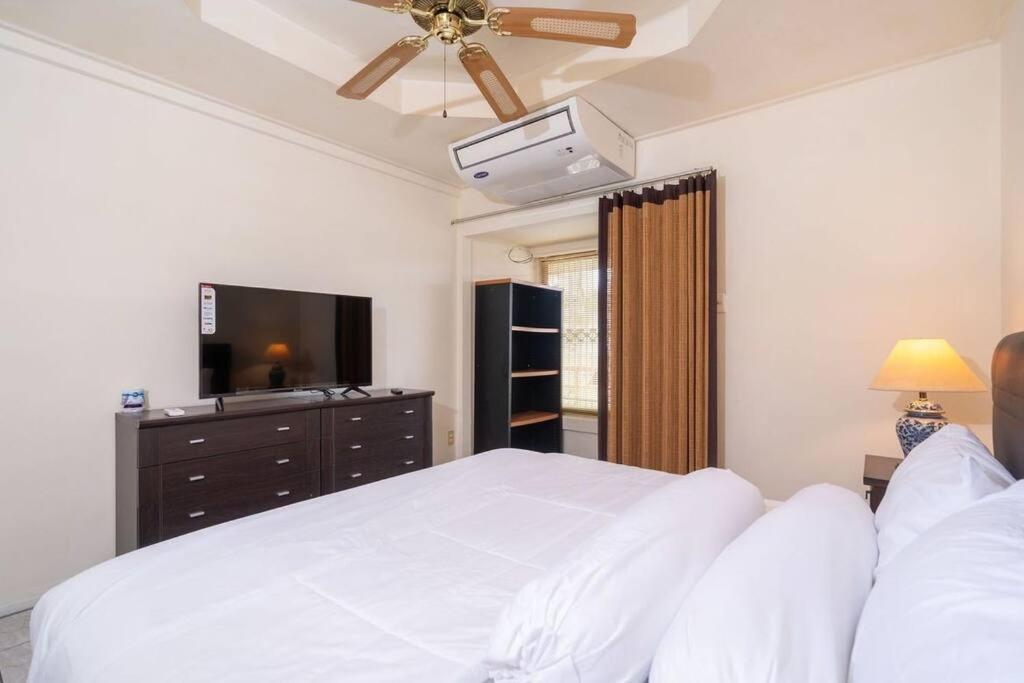 1 Bed Condo, No.1 Location, Next To Beach. Apartment *