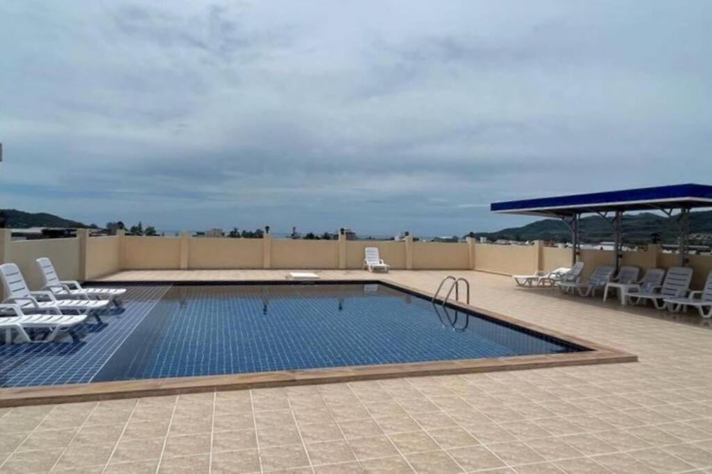 Apartment 1 Bed Condo, No.1 Location, Next To Beach. *