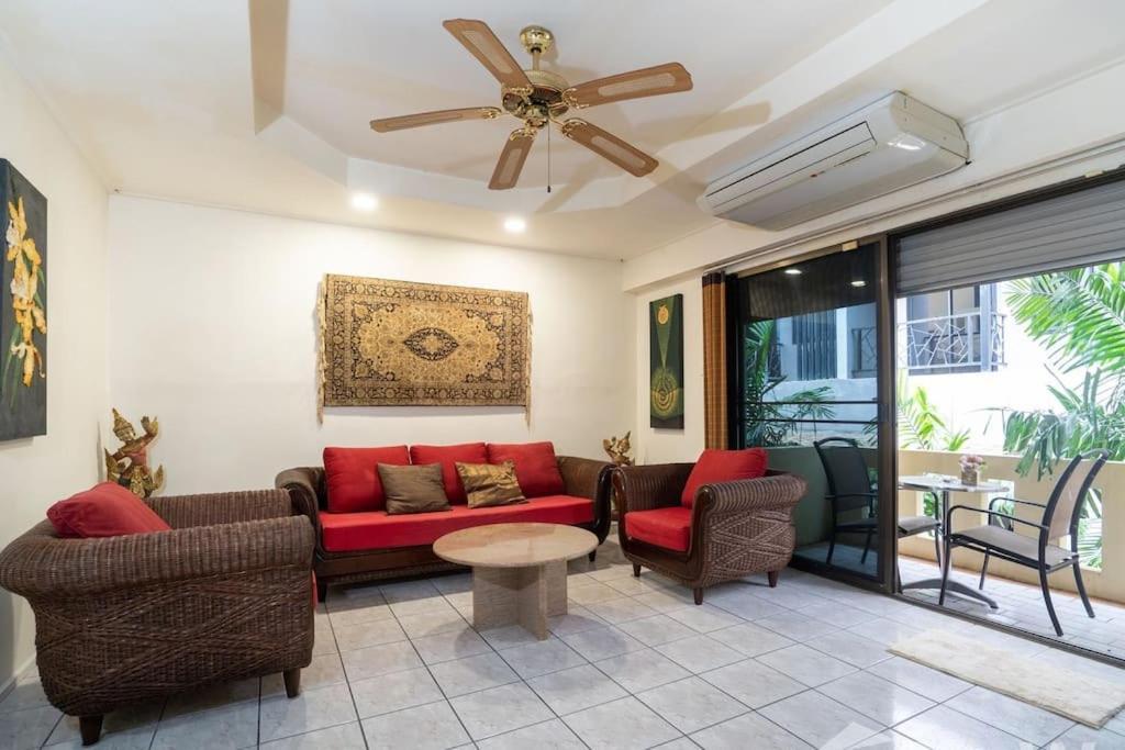1 Bed Condo, No.1 Location, Next To Beach. Apartment *